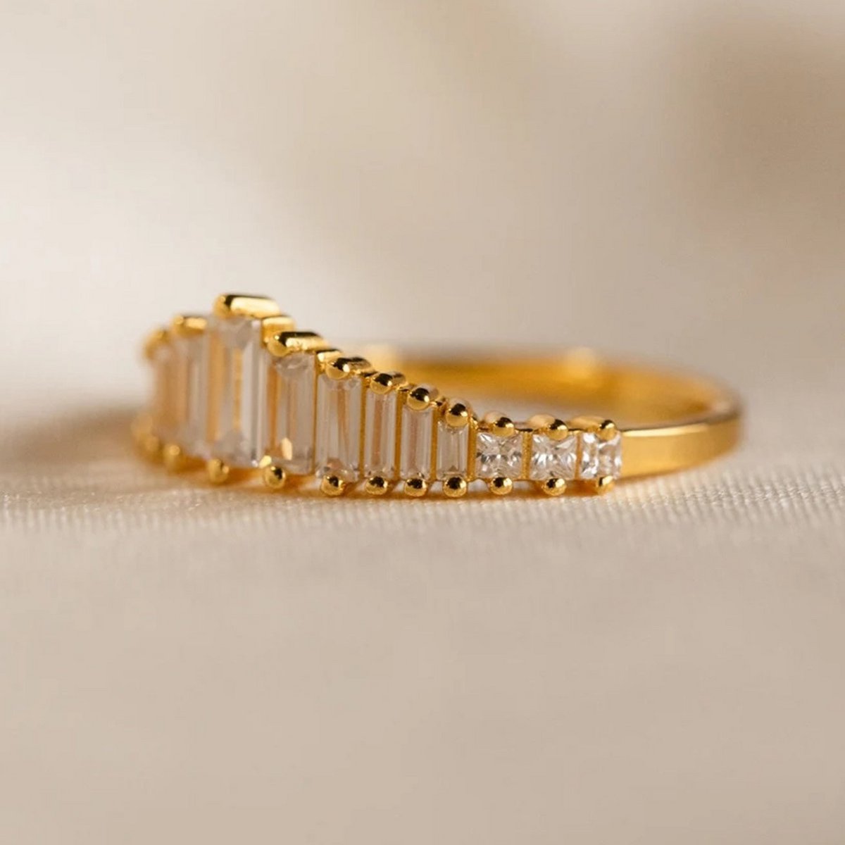 Overgangs eeuwigheid gaat met smaragd-gesneden stenen