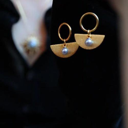 Gray Akoya pearl earrings in fan shape