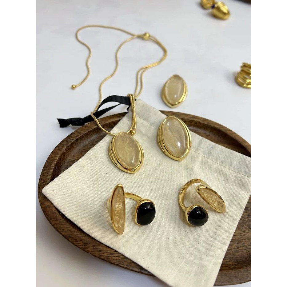 Vetgedrukte minimalistisch goud rutileerde kwarts breedbarmant