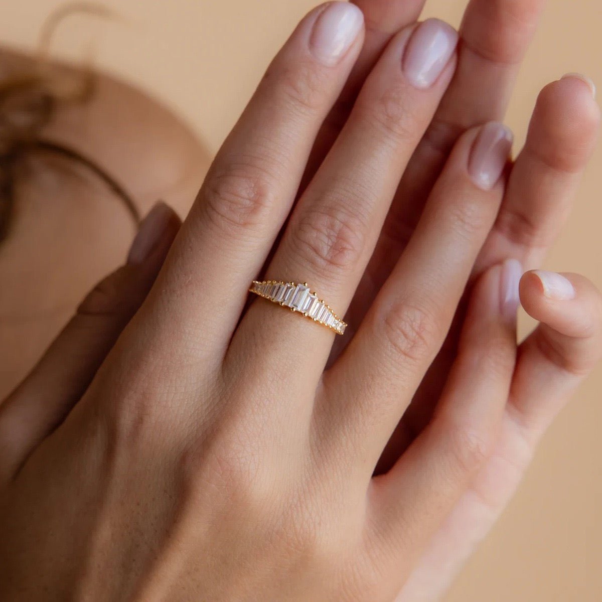 Overgangs eeuwigheid gaat met smaragd-gesneden stenen