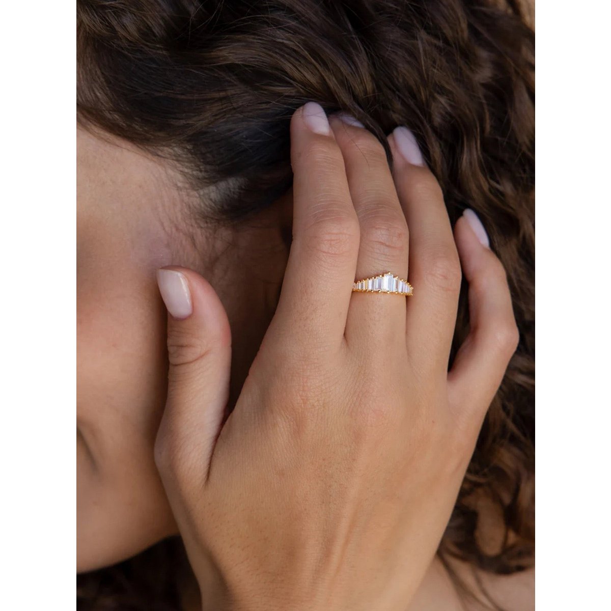 Overgangs eeuwigheid gaat met smaragd-gesneden stenen