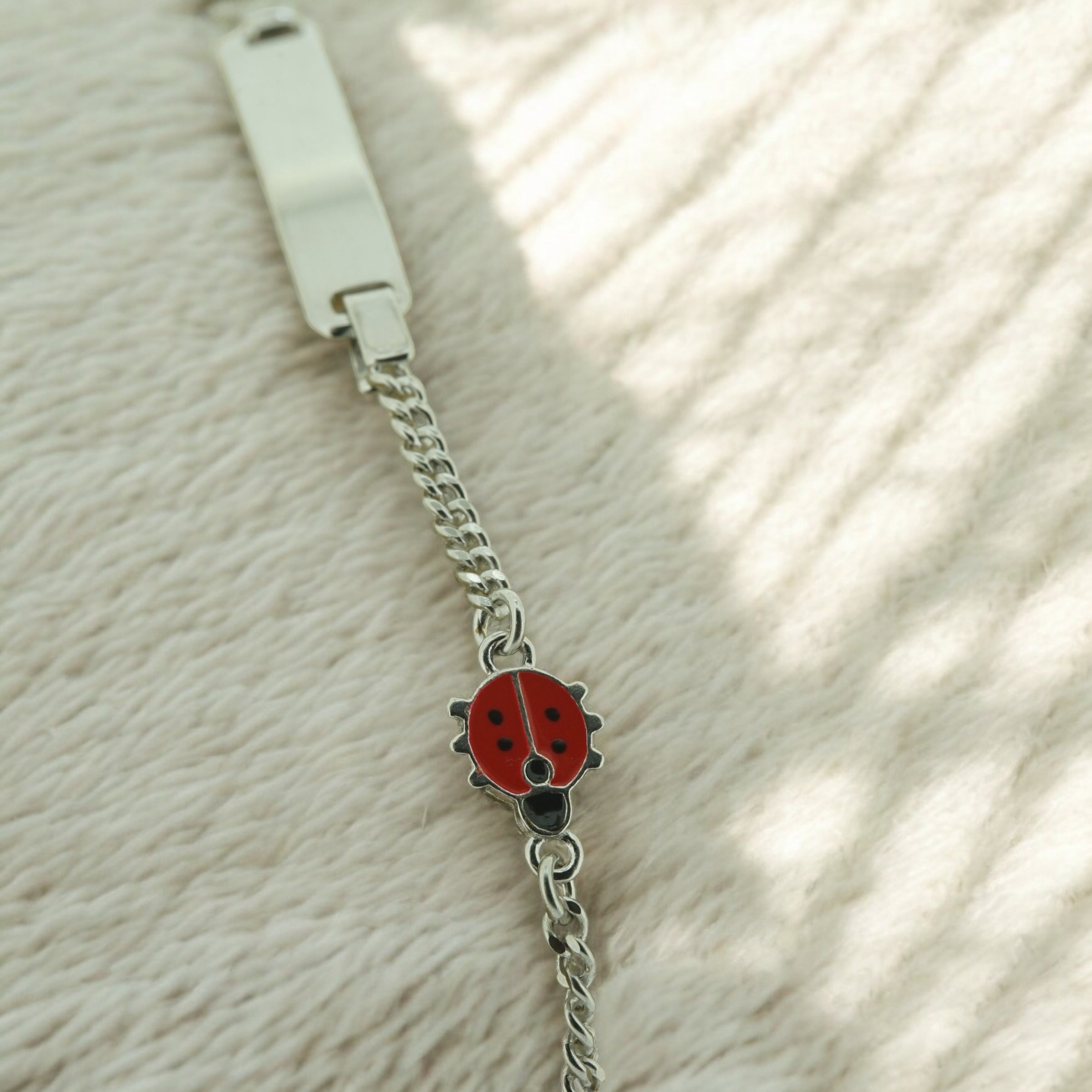 Babyarmbandje met Naam | Lieveheersbeestje