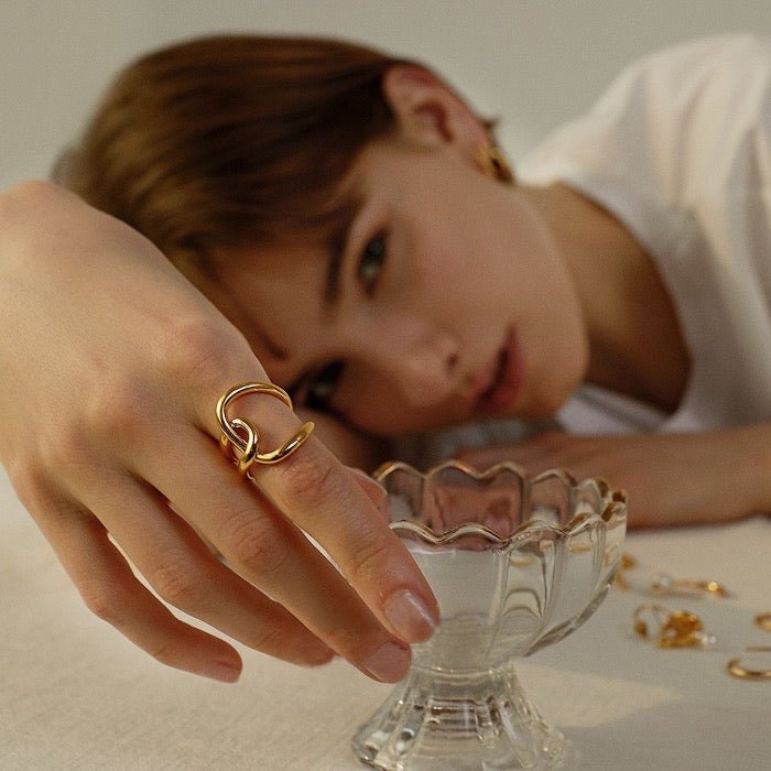 Crossover rings with a geometric flowing design