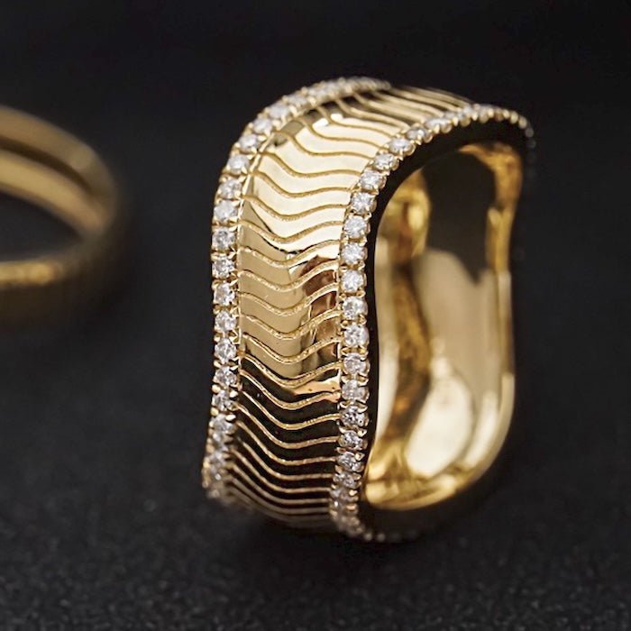 Luxurious accordion fold texture ring