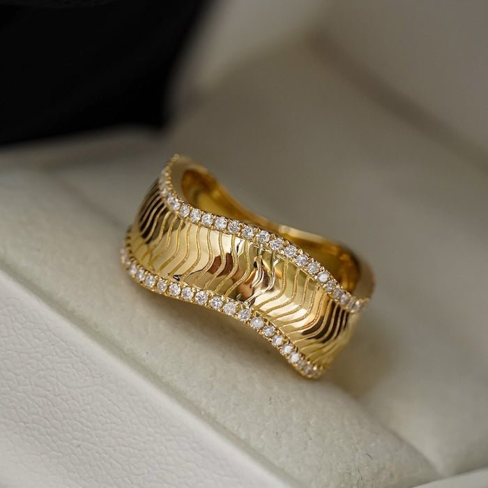 Luxurious accordion fold texture ring