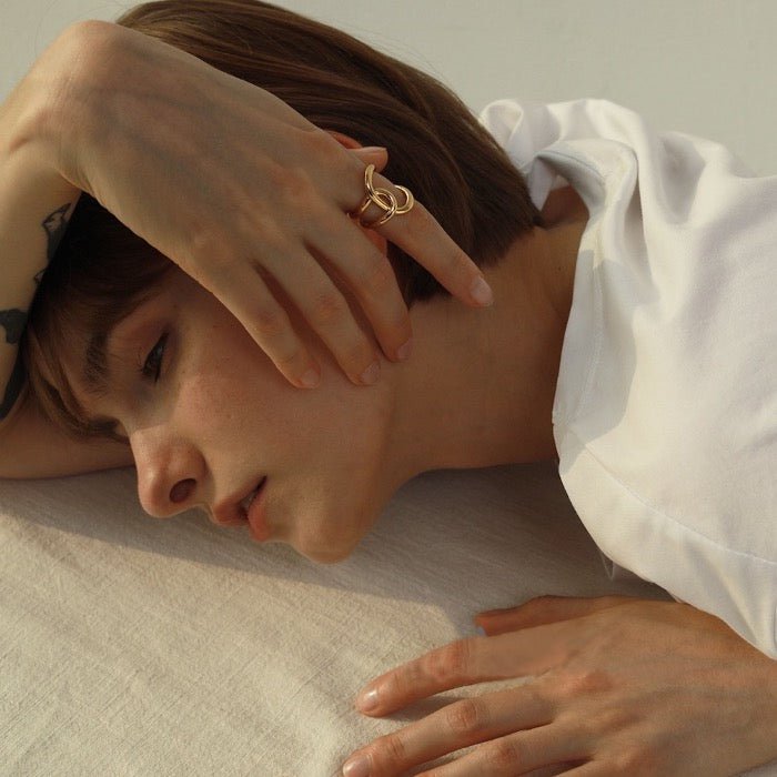 Crossover rings with a geometric flowing design