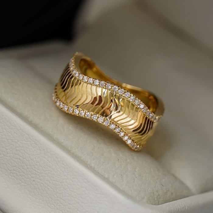 Luxurious accordion fold texture ring