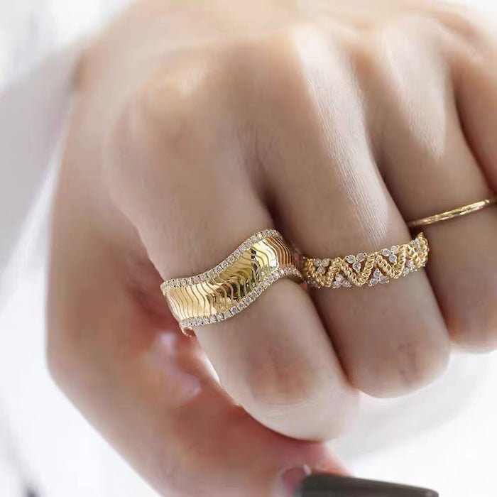 Luxurious accordion fold texture ring
