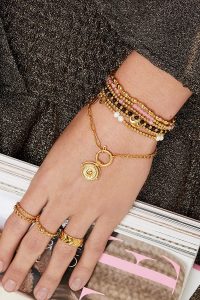 Armband | Gouden armbandje met roze kraaltjes