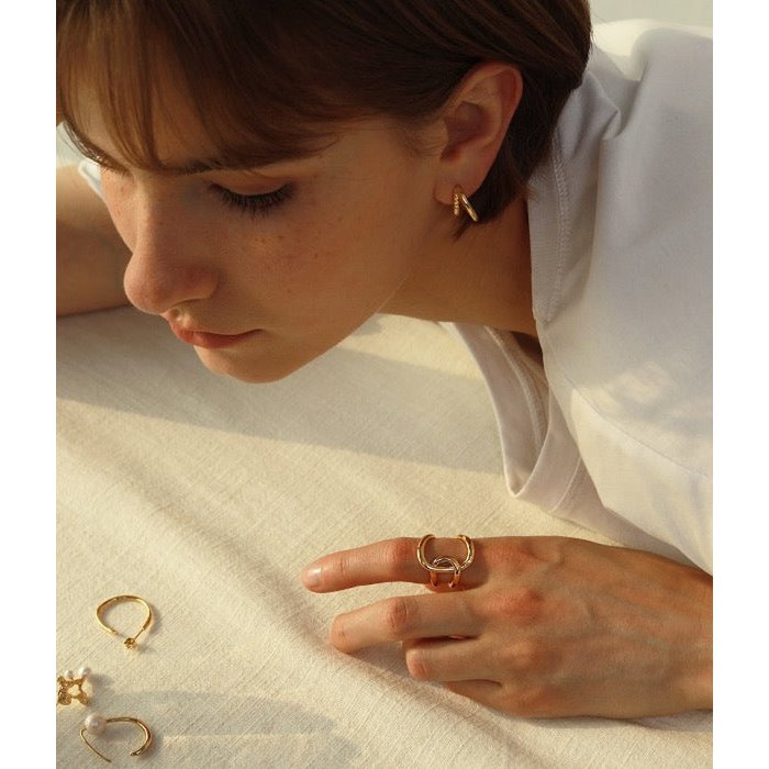 Crossover rings with a geometric flowing design