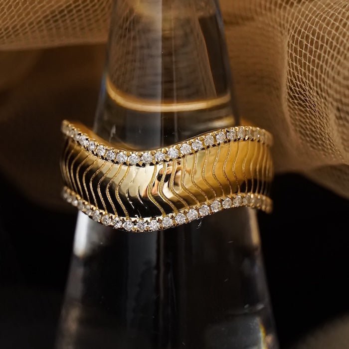 Luxurious accordion fold texture ring