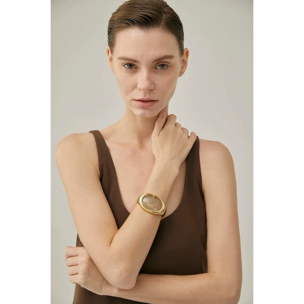 Vetgedrukte minimalistisch goud rutileerde kwarts breedbarmant