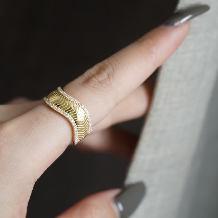 Luxurious accordion fold texture ring