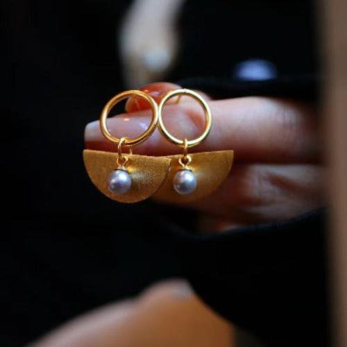 Gray Akoya pearl earrings in fan shape