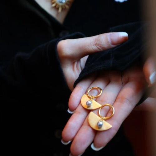 Gray Akoya pearl earrings in fan shape