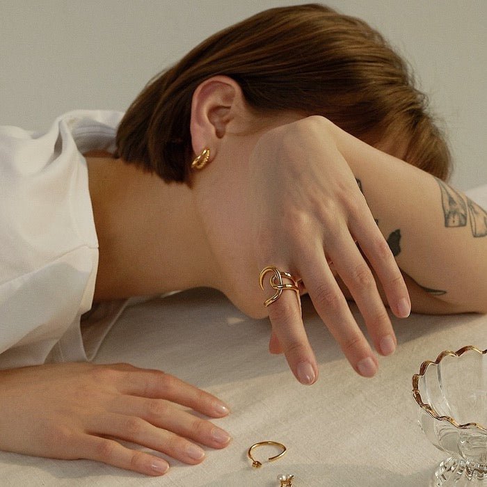 Crossover rings with a geometric flowing design