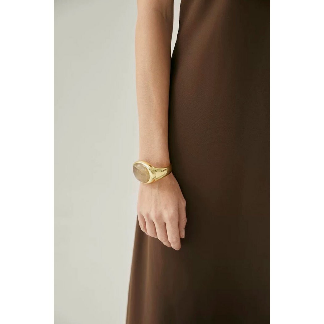 Vetgedrukte minimalistisch goud rutileerde kwarts breedbarmant