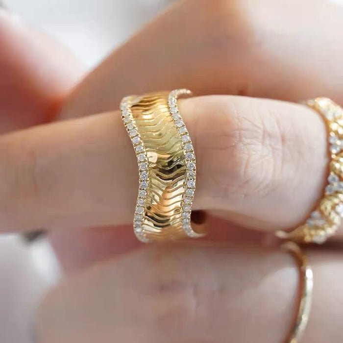 Luxurious accordion fold texture ring