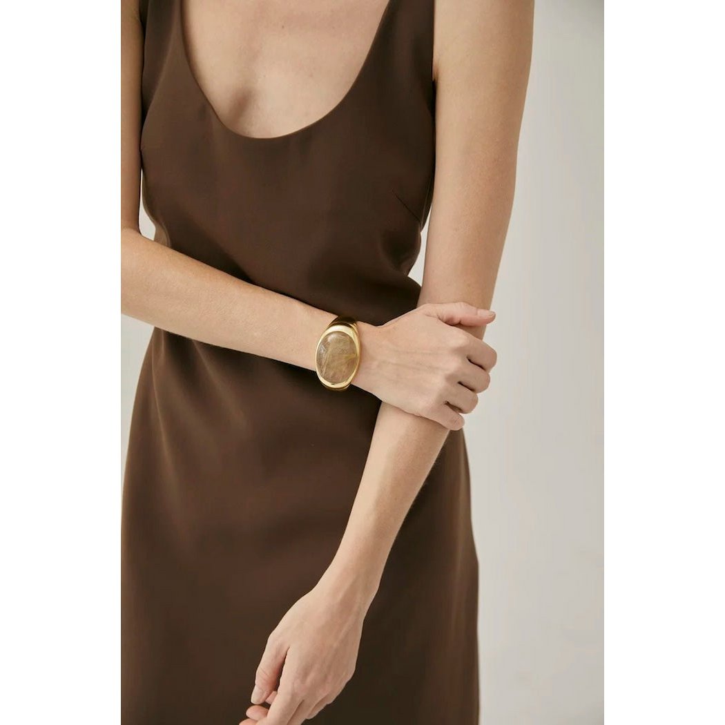 Vetgedrukte minimalistisch goud rutileerde kwarts breedbarmant